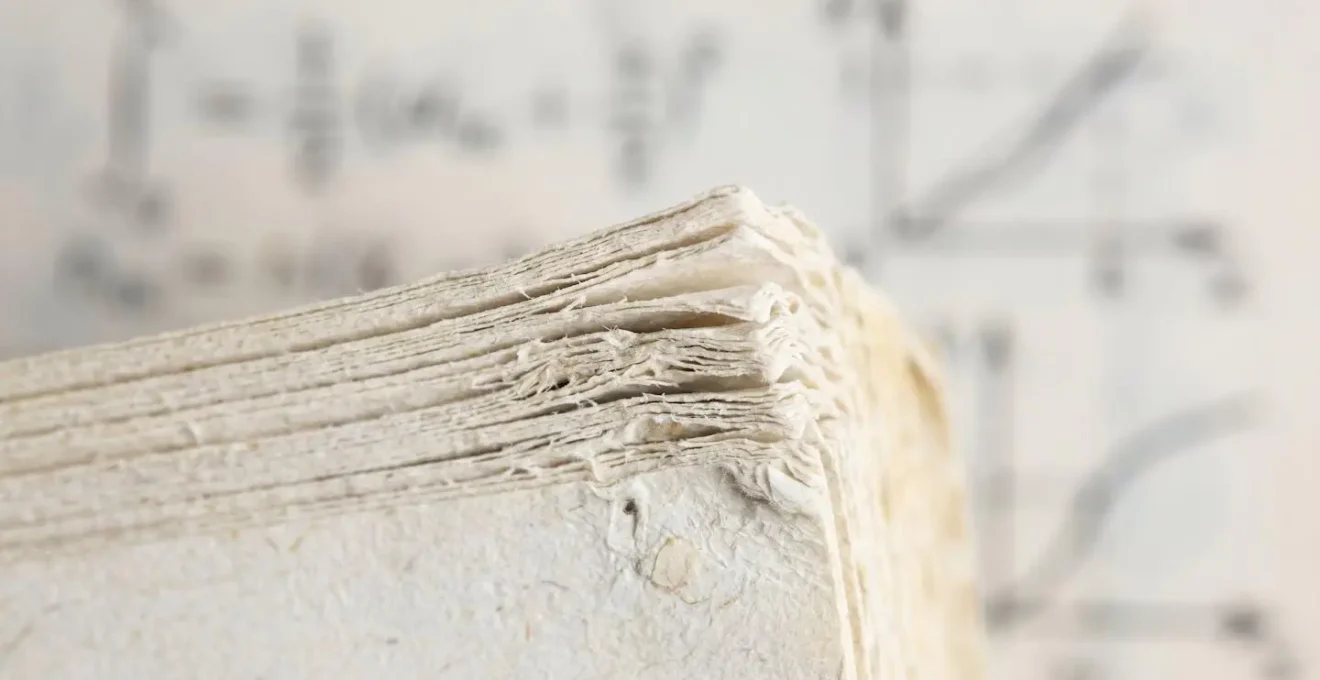 Macro photographie de pages de livre scientifique avec équations floues en arrière-plan