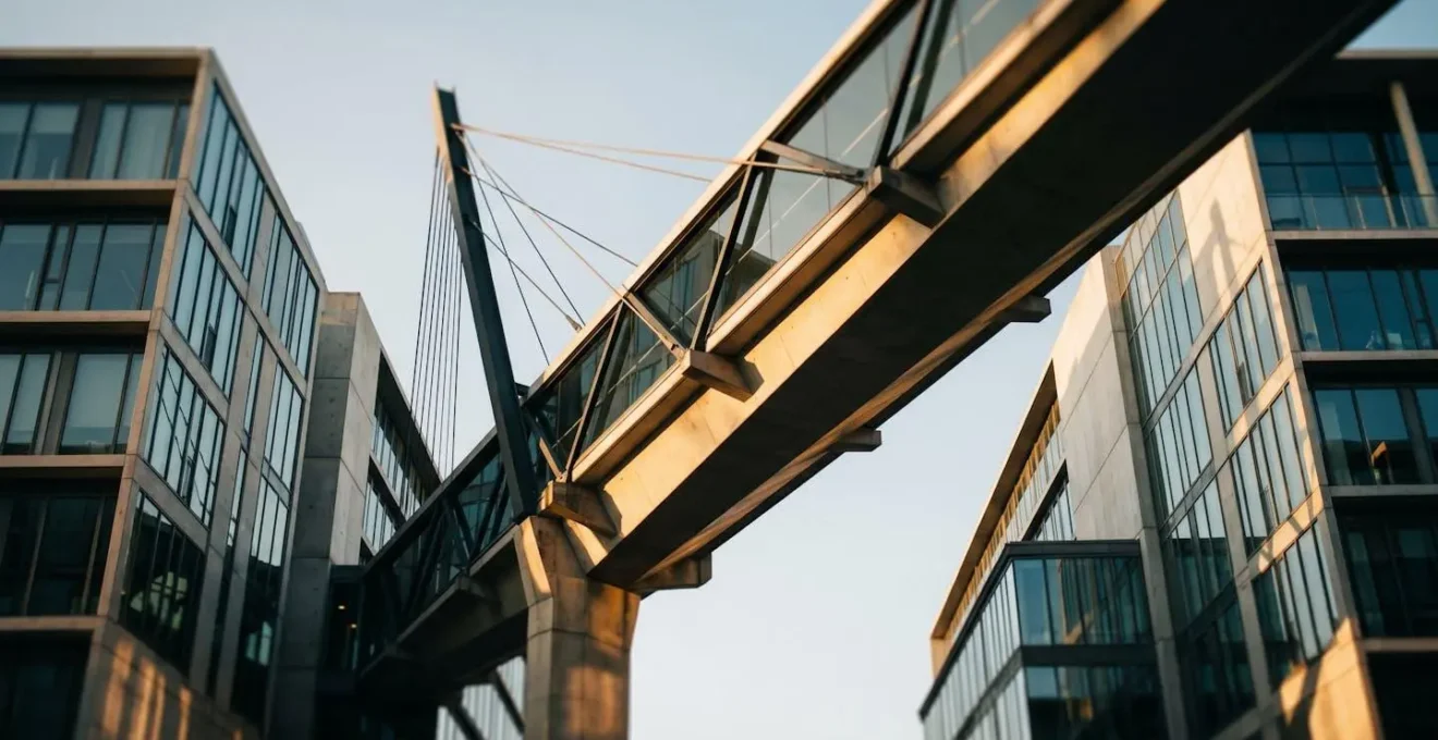 Vue architecturale d'un pont moderne symbolisant la connexion entre différentes parties d'une argumentation