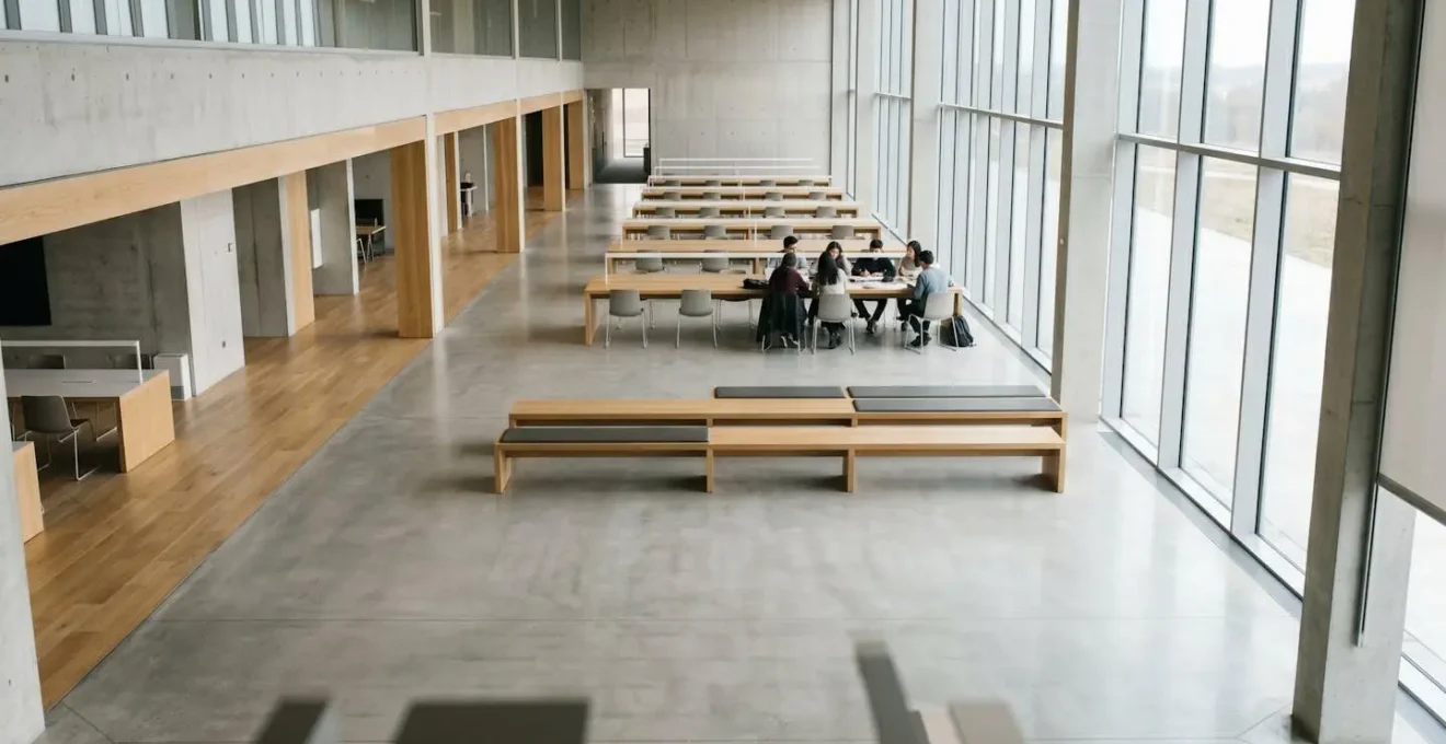 Groupe d'étudiants travaillant ensemble dans un espace d'étude collaboratif