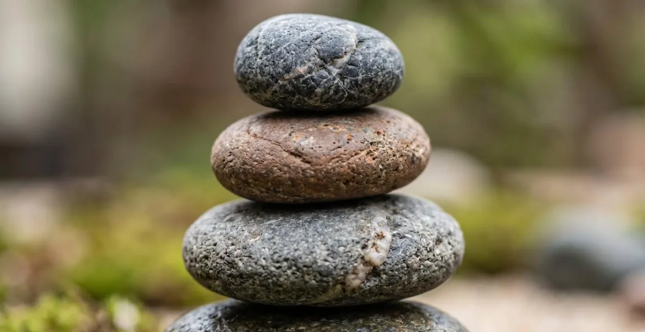 Macro détail de pierres zen empilées symbolisant l'équilibre et la stabilité